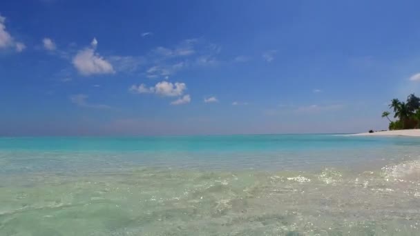 Marina romântica de mar mar vista praia aventura por água verde azul e fundo arenoso branco perto de barra de areia — Vídeo de Stock