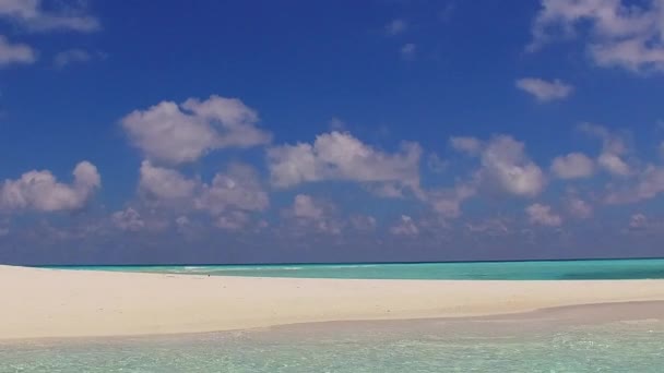 Sonnige Zusammenfassung eines erholsamen Urlaubs am Strand von blauem Wasser und weißem Sandgrund in der Nähe von Sandbank — Stockvideo