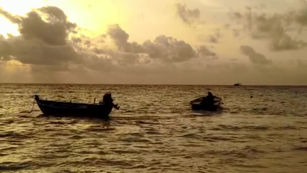 日の出後の青い海ときれいな砂の背景による楽園の海の景色のビーチ休暇のロマンチックな空 — ストック動画