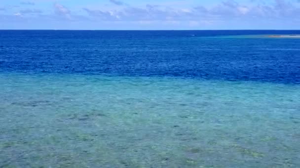 Deniz kıyısı sahil yaşam tarzının güneşli manzarası. Su mavisi okyanusu ve resifin yakınındaki beyaz kum arka planı. — Stok video