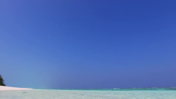 Sunny táj tengeri sziget strand kaland kék zöld lagúna és fehér homok háttér közelében zátony — Stock videók
