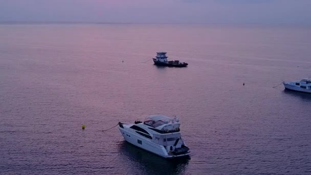 Copier espace tourisme exotique station balnéaire faune par mer bleue verte avec fond de sable brillant à la lumière du soleil — Video