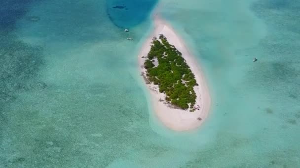 Paisaje aéreo de drones de exótico estilo de vida de playa junto al agua clara con fondo de arena blanca — Vídeos de Stock