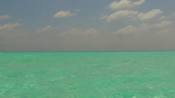 Sommer-Abstrakt von exotischen Küsten Strand Lebensstil durch blau-grünen Ozean und weißen Sandhintergrund in der Nähe von Wellen — Stockvideo