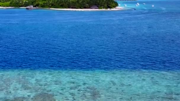 きれいな砂の背景を持つ青い海による美しい島のビーチライフスタイルの空中ドローンの性質 — ストック動画