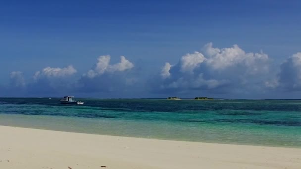 Sudut lebar langit laut pantai perjalanan pantai dengan aqua biru laguna dan pasir putih latar belakang dekat sandbank — Stok Video