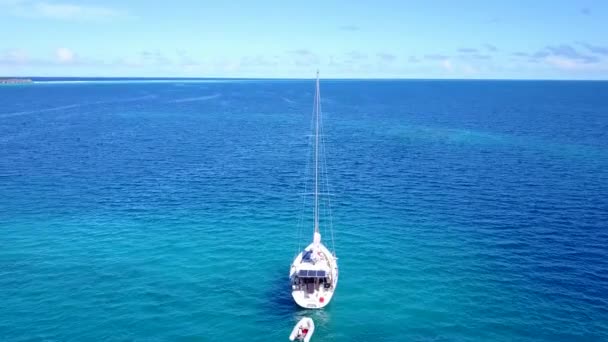 Resifin yakınındaki beyaz kum arka planına sahip su mavisi lagün tarafından dinlendirici ada plaj saatinin güneşli dokusu — Stok video
