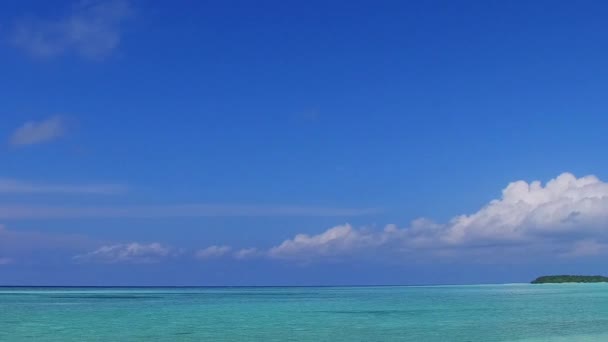 Paisaje cálido de tranquila vista al mar viaje a la playa por el agua verde azul con fondo de arena blanca cerca del complejo — Vídeos de Stock