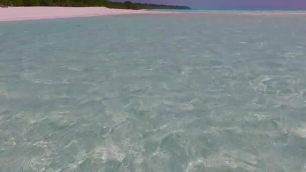Struttura calda di idilliaca costa viaggio in spiaggia da acqua limpida con sfondo di sabbia bianca vicino al resort — Video Stock