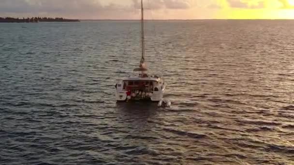 Gros plan panorama du littoral marin voyage sur la plage par l'eau bleue aqueuse avec fond de sable blanc près de la station — Video