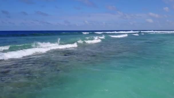 Paisaje de gran angular de idílica laguna viaje de playa por agua azul y fondo de arena blanca antes del atardecer — Vídeos de Stock