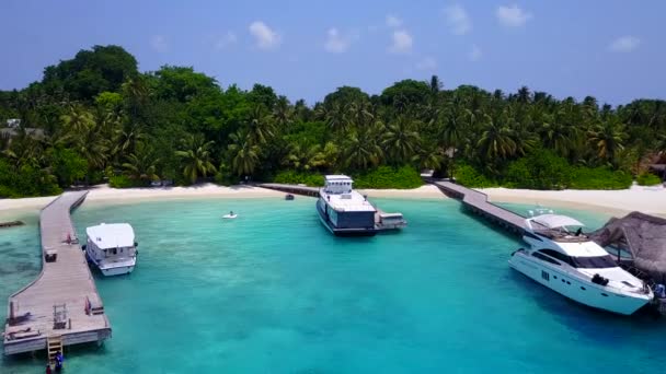 Warme Natur der ruhigen Meerblick Strandurlaub durch blaue Lagune und weißen Sandhintergrund in der Nähe des Resorts — Stockvideo