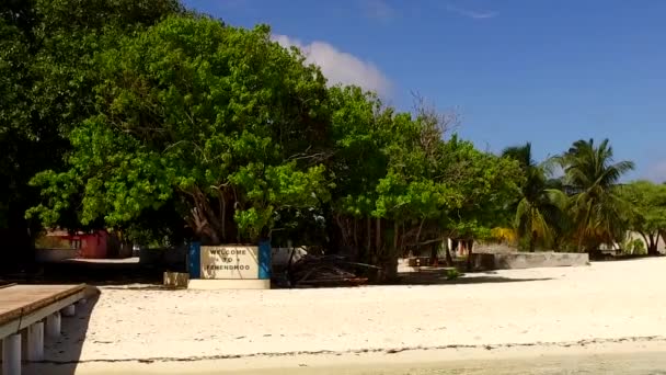 Weitwinkelabstrakt von der Meeresküste Strand Zeit von türkisfarbenem Meer mit sauberem sandigen Hintergrund in der Nähe von Wellen — Stockvideo