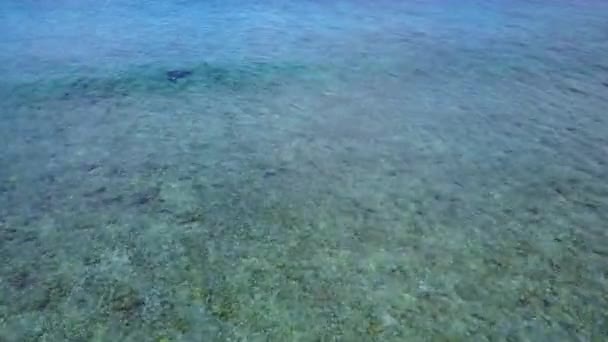 Ηλιόλουστη φύση της χαλαρωτικής ακτογραμμής ταξίδι στην παραλία από μπλε πράσινο ωκεανό και λευκό αμμώδη φόντο πριν από το ηλιοβασίλεμα — Αρχείο Βίντεο