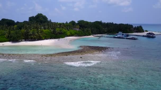 Warme Landschaft mit exotischen Strandabenteuern am transparenten Meer und sauberem Sandhintergrund in der Nähe von Palmen — Stockvideo