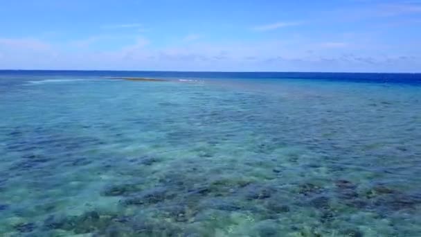 Naturaleza romántica de la costa marina aventura en la playa por el océano azul con fondo de arena blanca cerca del surf — Vídeos de Stock