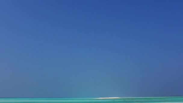 Leeg panorama van exotische baai strand avontuur door turquoise zee met wit zand achtergrond in de buurt van zandbank — Stockvideo