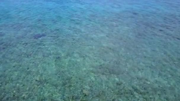 Dagtocht van exotische toeristische strand vakantie door de blauwe oceaan en witte zandachtergrond in het zonlicht — Stockvideo