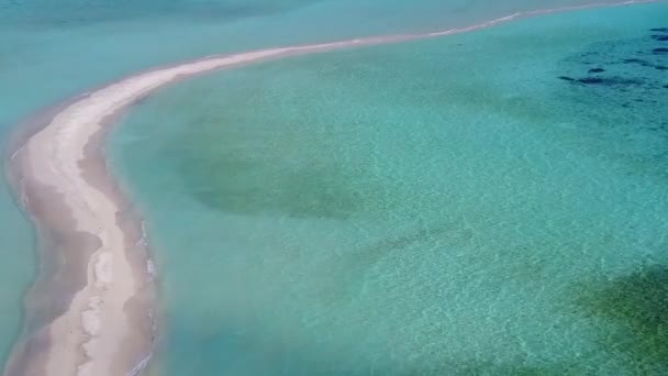 Drohnentourismus der perfekten Lagune Strand Lebensstil durch klaren Ozean und weißen Sand Hintergrund — Stockvideo