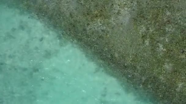 Espace de copie paysage marin de villégiature tropicale vacances à la plage par l'eau bleue et fond sablonneux blanc près du banc de sable — Video