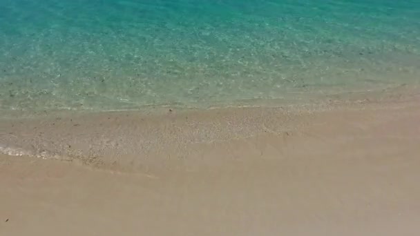 Romantisisme wisata dari pantai yang tenang liburan dengan laut biru dan pasir putih latar belakang dekat resor — Stok Video