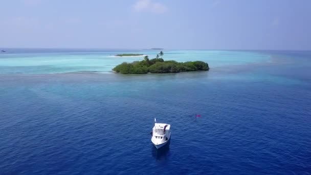 Drone εναέρια πανόραμα του τέλειου τρόπου ζωής παραλία νησί από μπλε θάλασσα με λευκό φόντο άμμο — Αρχείο Βίντεο