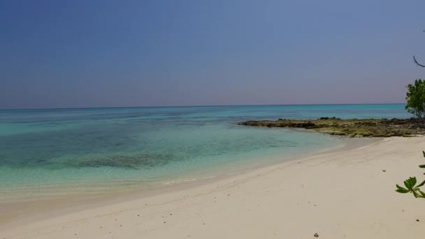 Puste niebo rajskiej laguny plaża przygoda przez jasne laguny i czyste, piaszczyste tło w słońcu — Wideo stockowe