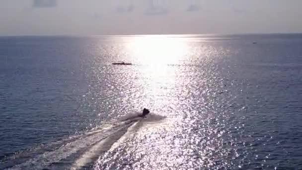 Textura cálida de idílicas vacaciones en la playa junto a la laguna verde azul con fondo de arena blanca cerca de las olas — Vídeo de stock