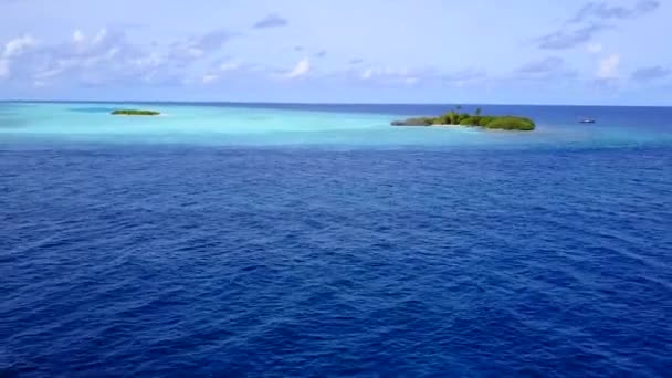 Теплый ландшафт роскошного береговой линии пляжный отдых голубой зеленый океан с белым песчаным фоном рядом с волнами — стоковое видео