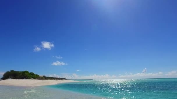 Céu diurno do paraíso lagoa praia tempo por oceano azul com fundo de areia brilhante perto de surf — Vídeo de Stock