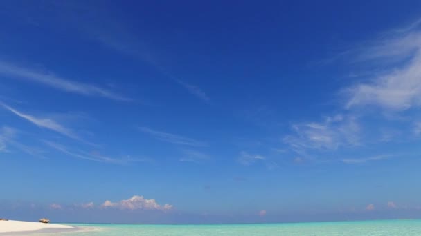Puste krajobrazy idyllicznego wybrzeża plaży styl życia przez niebieski ocean z białym, piaszczystym tle po wschodzie słońca — Wideo stockowe
