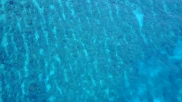 リゾート近くの青い海ときれいな砂の背景による海洋湾のビーチライフスタイルの昼間のパノラマ — ストック動画