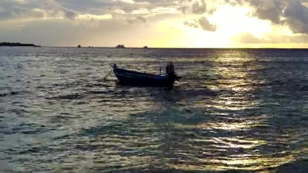 Günbatımından önce beyaz kumlu arka planlı, su mavisi okyanusun rahatlatıcı turist plaj macerasının romantik dokusu — Stok video