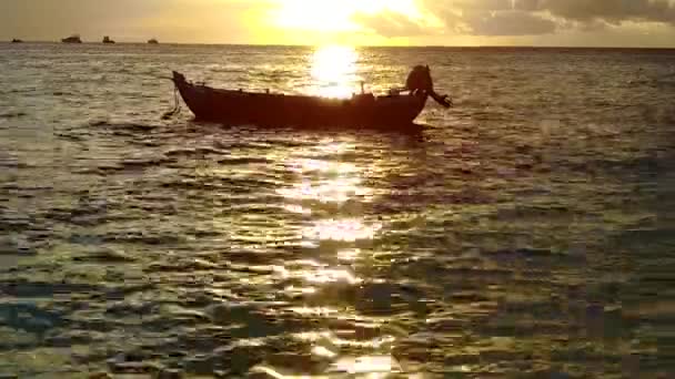 Teplá scenérie ráje laguny pláž dovolená u mělké vody s bílým písečným pozadím před západem slunce — Stock video