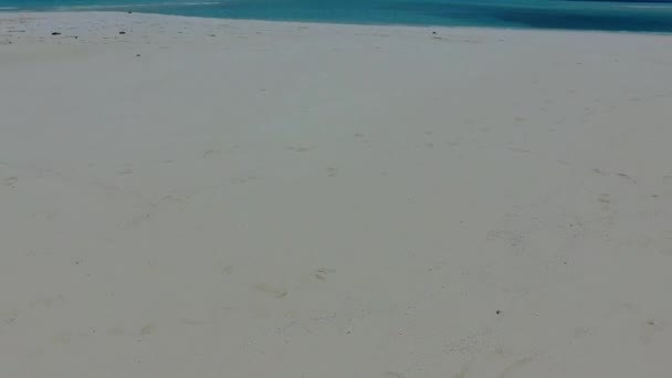 Sunny abstrakt relaxační moře pohled na pláž čas od modré zelené moře a bílé písečné pozadí v blízkosti vln — Stock video