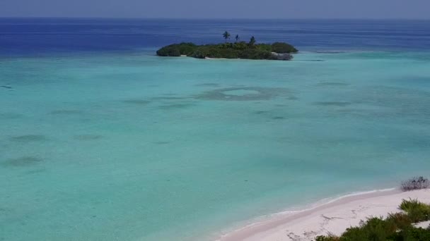 Textura aérea del dron del viaje hermoso de la playa de la orilla del mar por el agua azul del aqua y fondo blanco de la arena — Vídeos de Stock