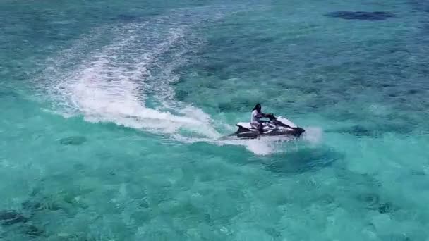 Sommar resa i lugn lagun strand livsstil med blått hav och vit sand bakgrund före solnedgången — Stockvideo