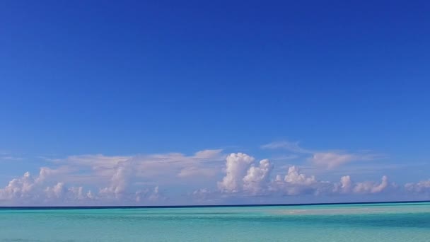 Romantische Himmel der schönen Bucht Strand Abenteuer durch aqua blaues Meer und sauberen sandigen Hintergrund in der Nähe von Wellen — Stockvideo