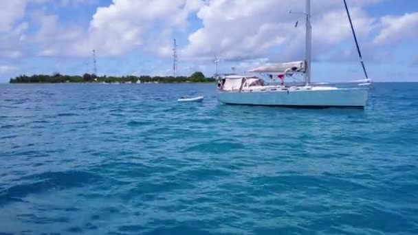 Natura vuota di lusso vista mare spiaggia stile di vita da mare limpido con sfondo di sabbia bianca vicino surf — Video Stock