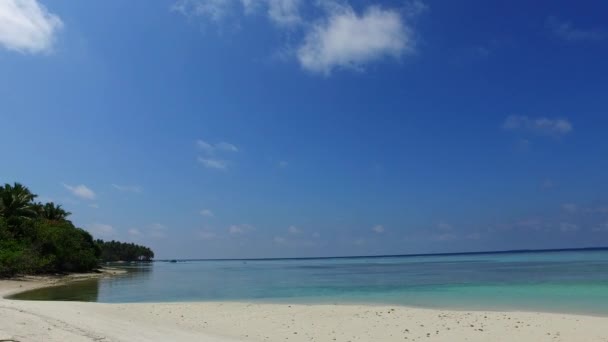 Marina diurna de viagem de praia costeira idílica por mar raso e fundo de areia brilhante perto de barra de areia — Vídeo de Stock