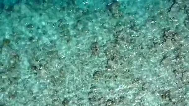 Amplia naturaleza angular de la isla perfecta vacaciones de playa por mar turquesa con fondo de arena blanca cerca del complejo — Vídeo de stock