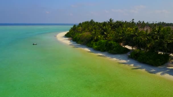 Leere Textur des perfekten Resorts Strandabenteuer durch klaren Ozean mit sauberem Sandhintergrund in der Nähe des Riffs — Stockvideo