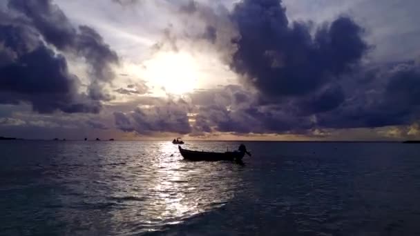Mavi yeşil su ve beyaz kumlu arka planda rahatlatıcı sahil seyahatinin insansız hava aracı görüntüsü — Stok video