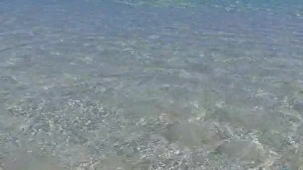 Sunny ég pihentető kilátás nyílik a tengerre idő tiszta víz és fehér homokos háttér közelében üdülőhely — Stock videók