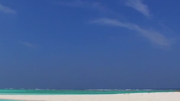 Overdag zeegezicht van luxe toeristische strand avontuur door blauw water en schone zandige achtergrond in de buurt van zandbank — Stockvideo