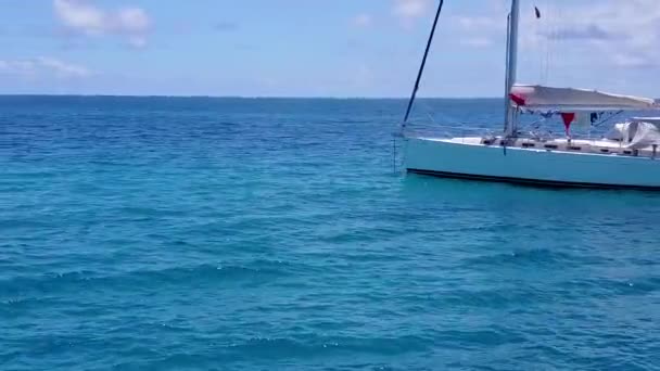 Daytime sky of relaxing seashore beach vacation by transparent lagoon and white sandy background near resort — Stock Video