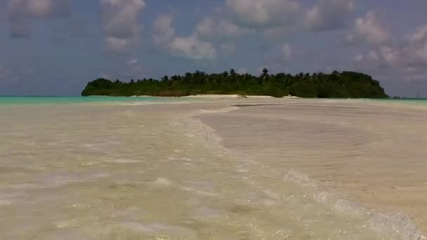 Primer plano del paisaje de la isla exótica viaje a la playa por el océano verde azul con fondo de arena blanca cerca del arrecife — Vídeos de Stock