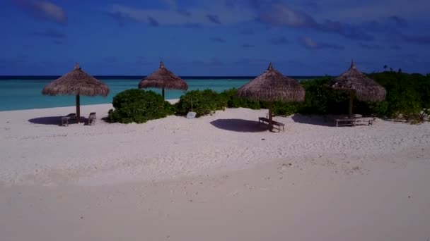 Panorama ensoleillé du voyage sur la plage côtière tropicale par un lagon clair et un fond sablonneux blanc près du banc de sable — Video