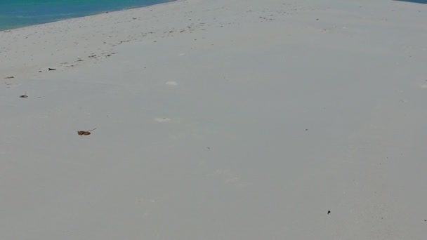 Közelkép táj nyugodt turisztikai strand életmód kék tenger és tiszta homok háttér napkelte után — Stock videók