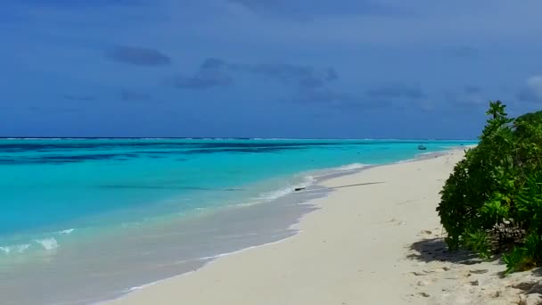 Романтична панорама морської пляжної подорожі на прозорій воді з білим піщаним фоном біля піщаного берега — стокове відео